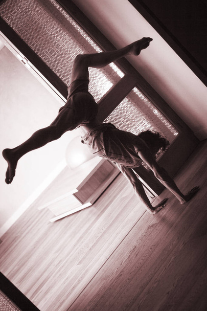 Hombre yoga handstand
 - Foto, Imagen