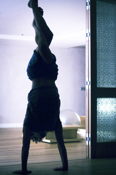 Man yoga handstand - Foto, afbeelding
