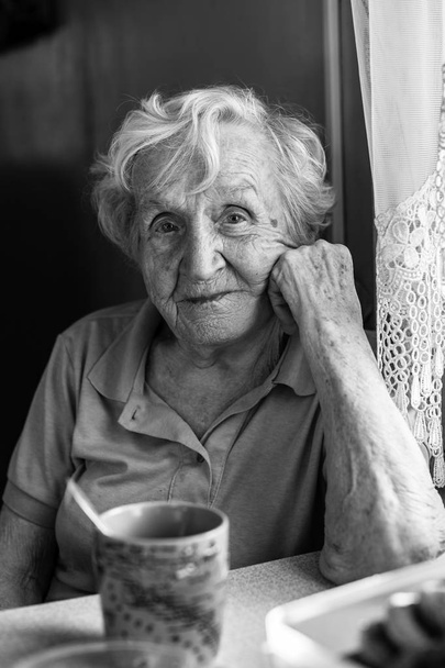 Elderly woman in her home. - Fotoğraf, Görsel