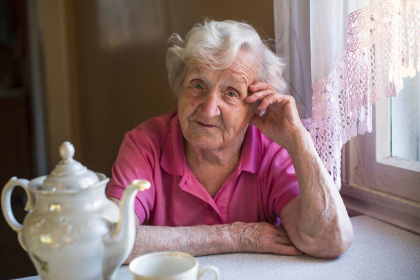 літня жінка на кухні
 - Фото, зображення