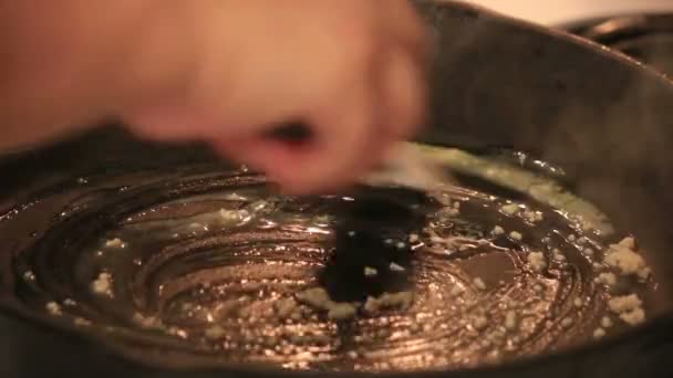 tereyağı ve sarımsak döküm karıştırılır - Video, Çekim