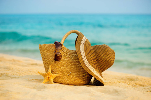 Bolsa de sombrero y gafas en la playa
. - Foto, Imagen