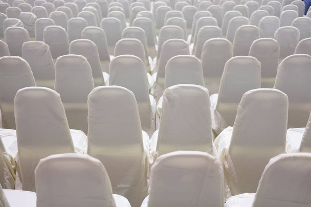 σύγχρονο Συνεδριακό Μέγαρο εσωτερικό με λευκές καρέκλες. Αίθουσα σεμιναρίων  - Φωτογραφία, εικόνα