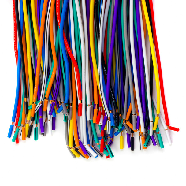 цветные провода, изолированные на белом
 - Фото, изображение