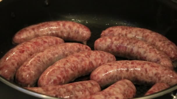 raw brats sizzling in pan - Footage, Video