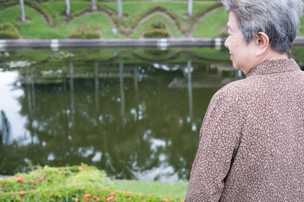 庭に立ってアジアの老婆。高齢者のシニア女性の残り - 写真・画像