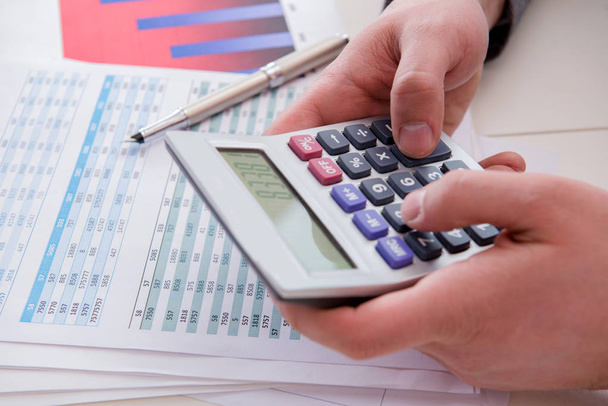 Finans analisti arıyor ve mali raporlar - Fotoğraf, Görsel