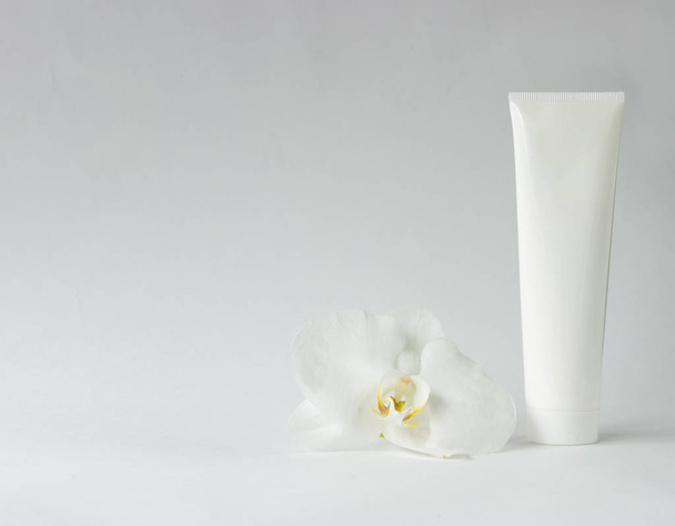 Containers for cosmetics with orchids - Foto, Bild