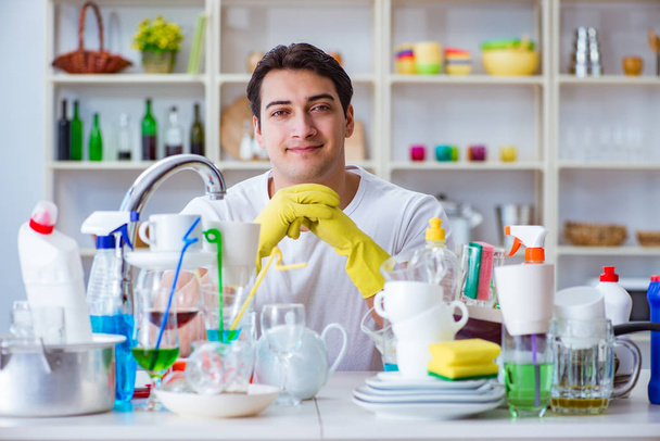 Homem desfrutando de tarefas de lavagem de pratos em casa - Foto, Imagem