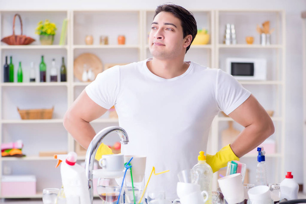 Bon mari qui lave la vaisselle à la maison - Photo, image