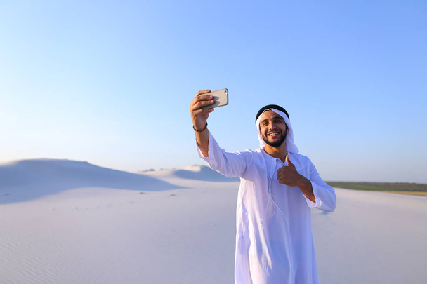 Portrait of Arabian sheikh man with gadget that communicates in - Фото, зображення