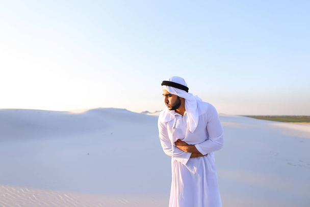 Młody mężczyzna Emirat cierpi na ciężkie bóle w jamie brzusznej, stojącą - Zdjęcie, obraz