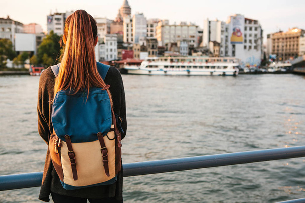 Fiatal gyönyörű turista lány egy hátizsák, a naplemente mellett a Boszporusz Isztambul alapon. Törökország. Pihenés, nyaralás, túrázás. - Fotó, kép