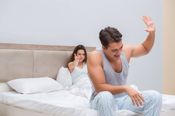 Семейный конфликт с женой и мужем в постели - Фото, изображение