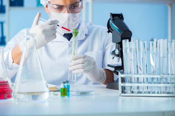 Koncepcja biotechnologii z naukowcem w laboratorium - Zdjęcie, obraz
