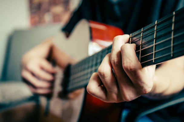 jovem músico tocando guitarra acústica, fundo de música ao vivo
 - Foto, Imagem