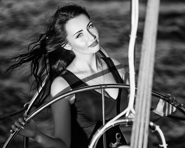 Beautiful woman posing on a yacht (black and white) - Fotoğraf, Görsel