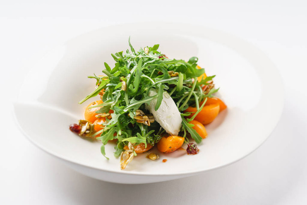 fresh salad with apricots - Foto, afbeelding