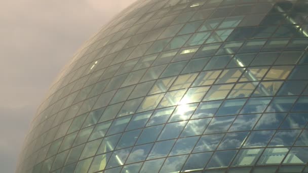 modernes Kugelglasgebäude und wolkenverhangene Himmelsspiegelungen darauf - Filmmaterial, Video