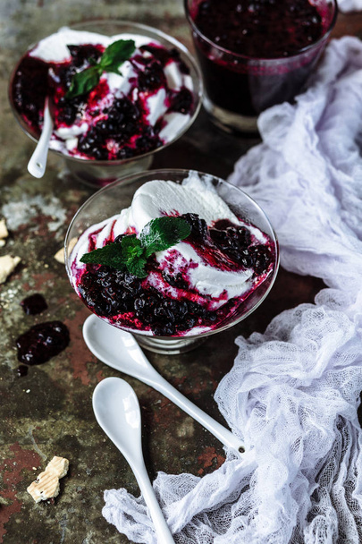 Vanilla ice cream with blueberries  - Фото, изображение