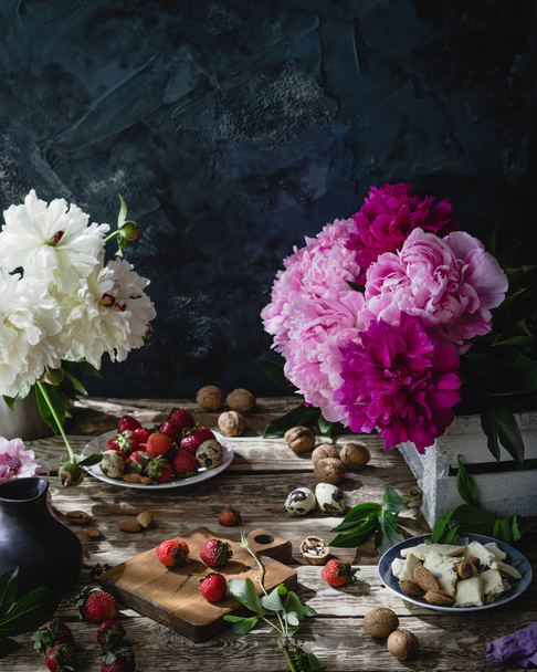 Strawberries, peonies, nuts and white chocolate  - Foto, Imagen