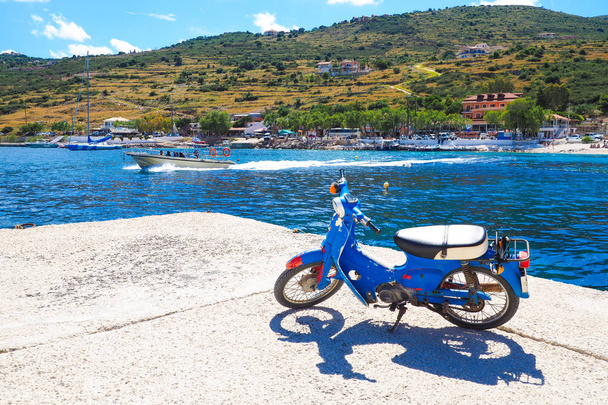 Agios Nikolaos Puerto Zakynthos isla en el verano, con b clara
 - Foto, imagen