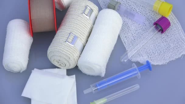 İlk yardım çantası soyunma malzeme ile. Tıbbi aletler, tıbbi kan tüp, tüp laboratuvar için  - Video, Çekim