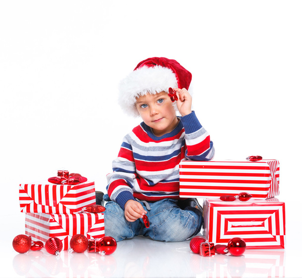 Little boy in Santa's hat with gift box - Фото, зображення