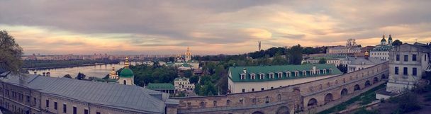 Panorama Kiovan - kirkot ja katedraalit Kiovan-Pechersk Lavra näkymät Dnepr
 - Valokuva, kuva