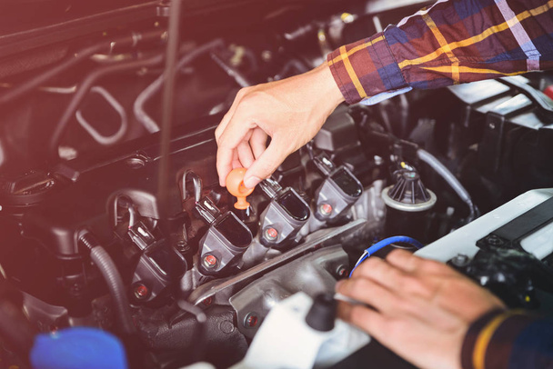 Fermez les mains en vérifiant le niveau d'huile de lubrifiant du moteur de voiture des profondeurs
 - Photo, image