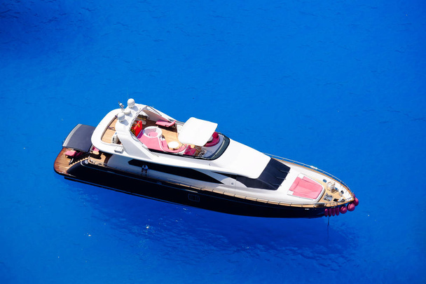 Duży jacht zakotwiczone na morzu w Grecji, w pobliżu wyspy Zakynthos - Zdjęcie, obraz