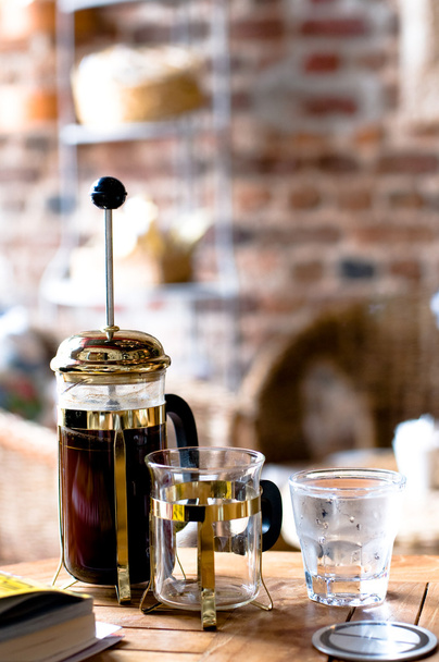 Francia sajtó kávét és pohár vizet - Fotó, kép