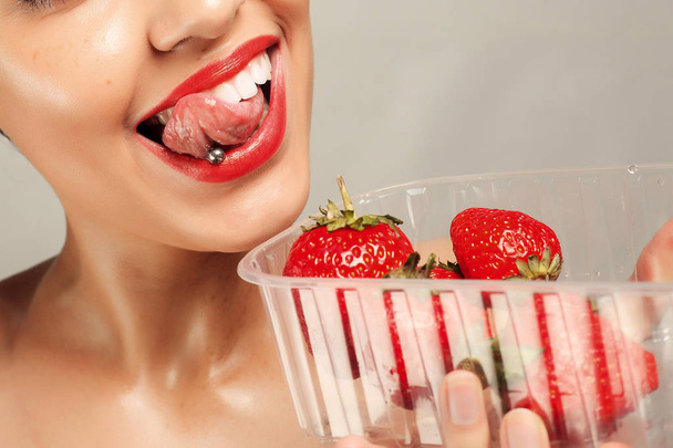 Сексуальна жінка їсть полуницю
 - Фото, зображення