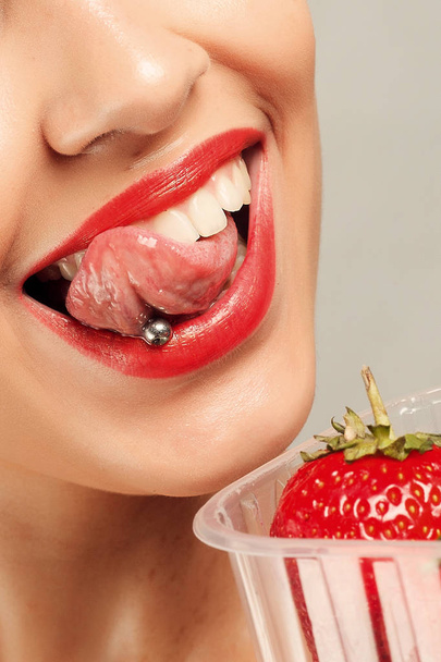 Сексуальна жінка їсть полуницю
 - Фото, зображення