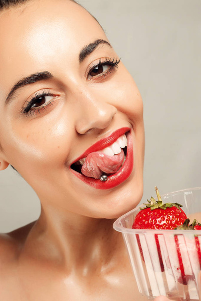 szexi nő evés eper - Fotó, kép