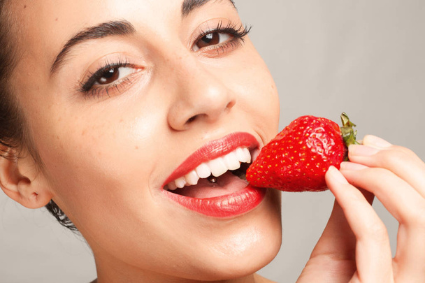 セクシーな女性のイチゴを食べる - 写真・画像