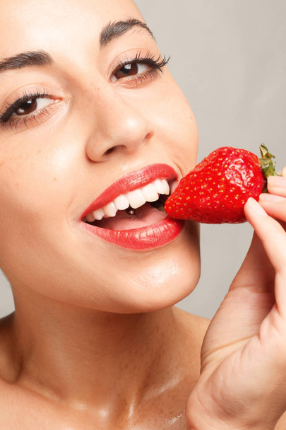 Sexy žena jíst jahody - Fotografie, Obrázek