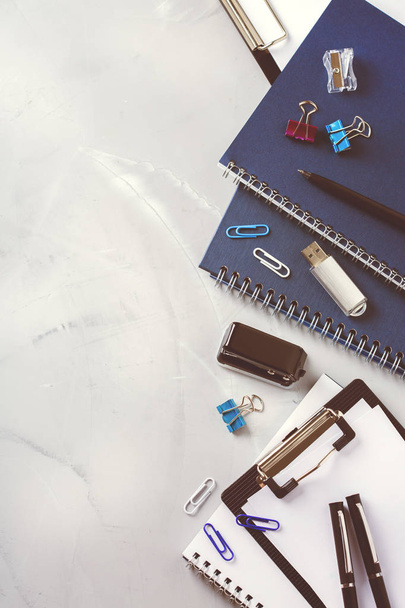 Ассортимент школьных принадлежностей для бизнеса, мелки, ручки, тонированные
 - Фото, изображение