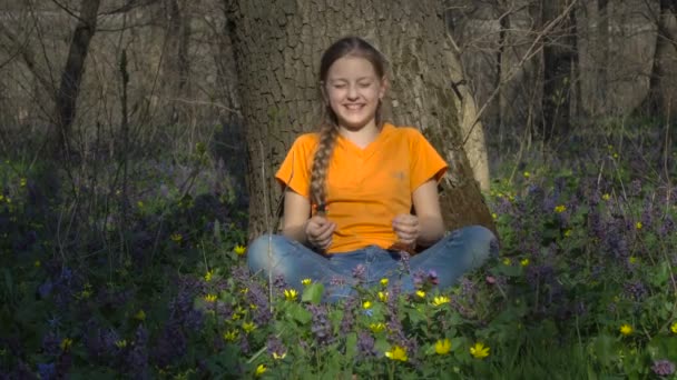 Boldog kis lány a tavaszi erdő - Felvétel, videó