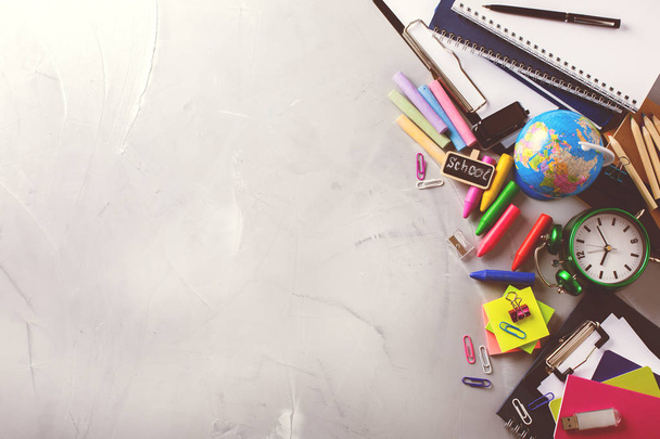 Surtido de útiles escolares, crayones, bolígrafos, tonificados
 - Foto, Imagen