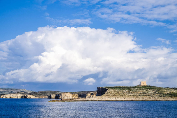 Остров Комино, на котором видна башня Святой Марии - Мальта. Художественный HDR
  - Фото, изображение