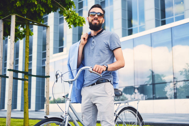 Бородатий чоловік на велосипеді
 - Фото, зображення