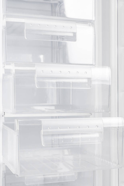 Белый холодильник на белом фоне
 - Фото, изображение