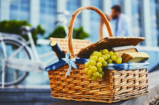 cesta de picnic llena de frutas
 - Foto, imagen