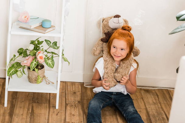 adorable little girl with teddy bear - Foto, afbeelding