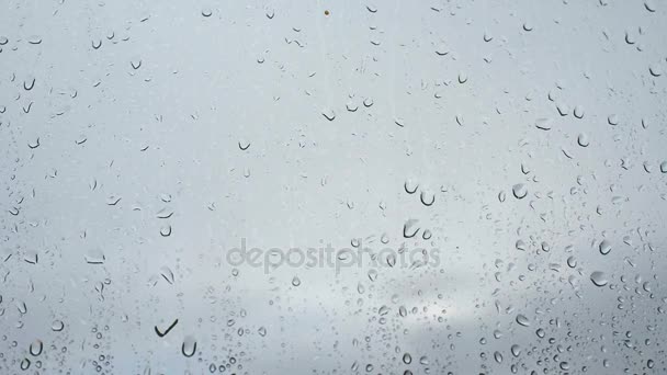 Gotas de lluvia en un cristal de ventana - Imágenes, Vídeo