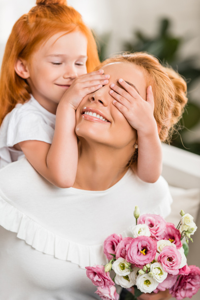 daughter covering mothers eyes - 写真・画像