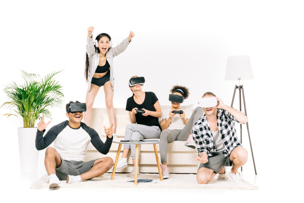 Друзья в наушниках виртуальной реальности
 - Фото, изображение
