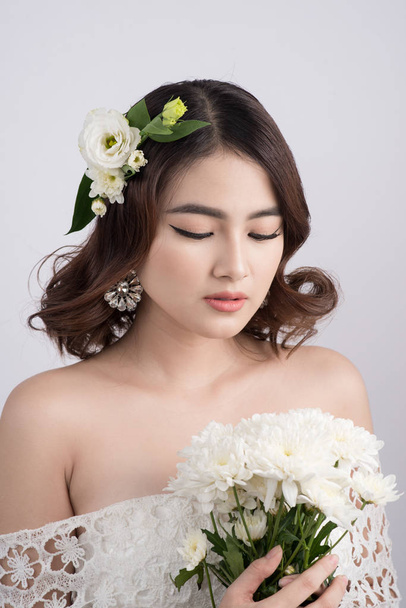 novia con corona floral en la cabeza
 - Foto, Imagen