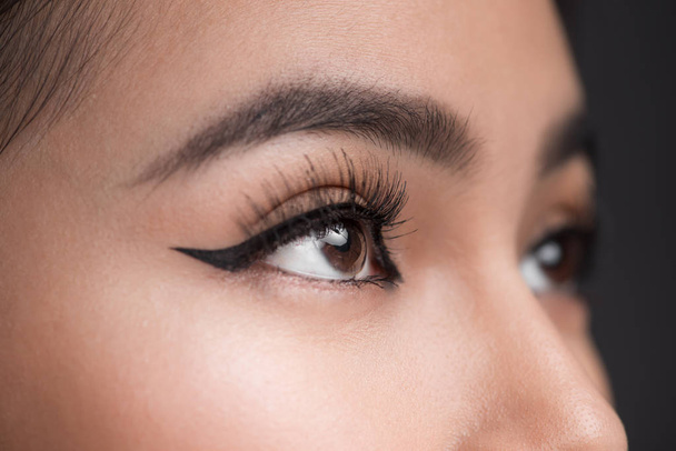 ojo femenino con delineador de ojos clásico
  - Foto, Imagen